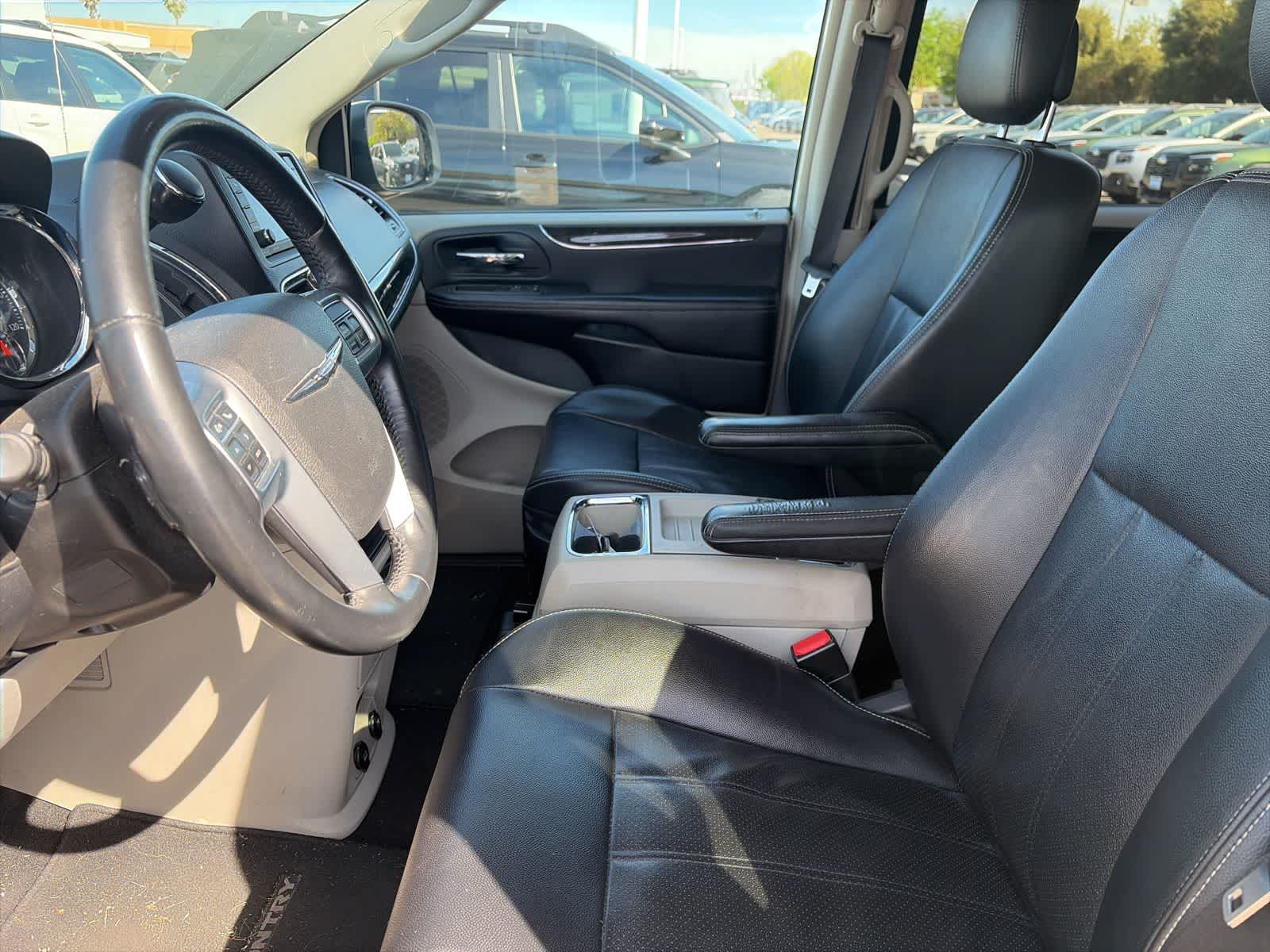 Thumbnail: 2012 Chrysler Town & Country - 20