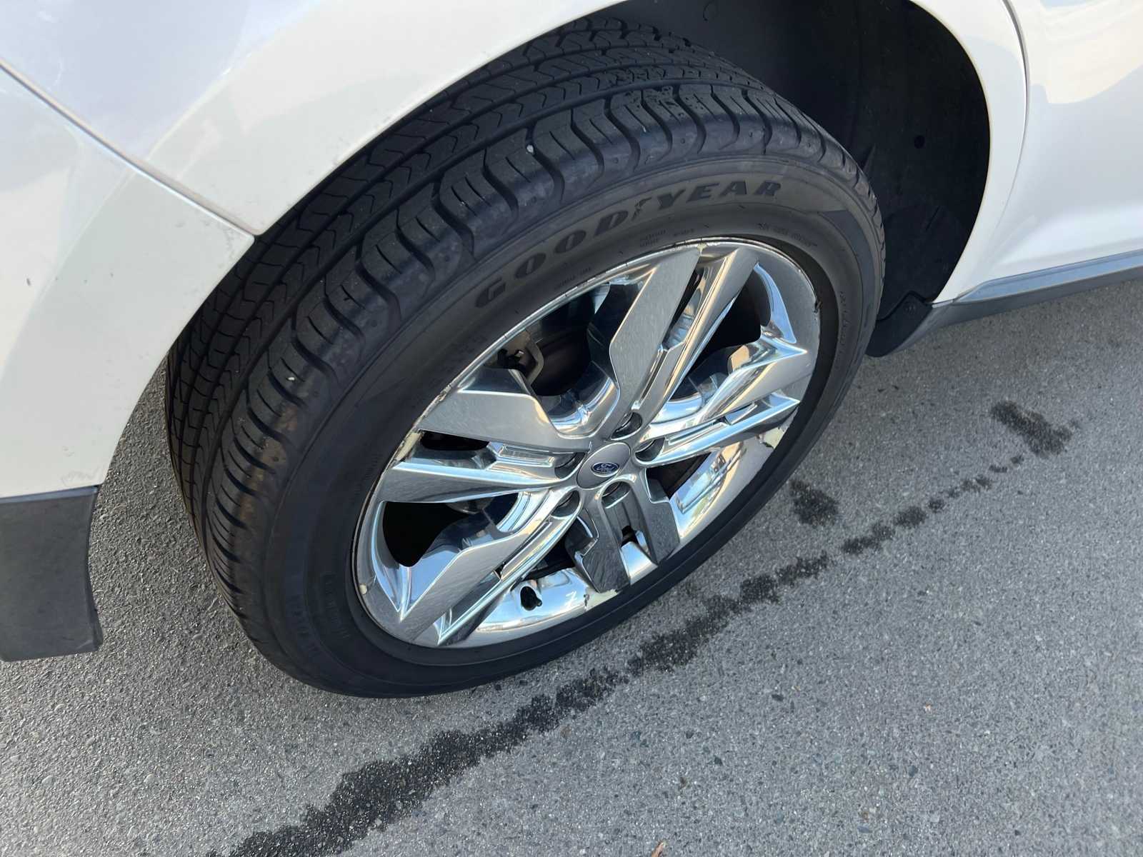 Thumbnail: 2013 Ford Edge - 21