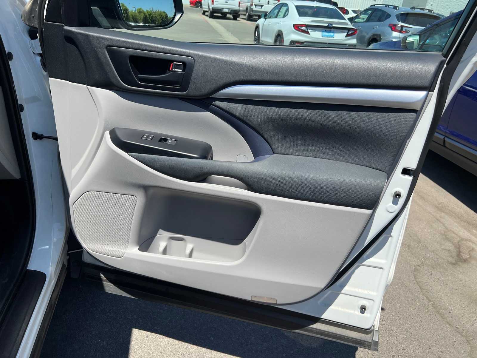 Thumbnail: 2019 Toyota Highlander - 27