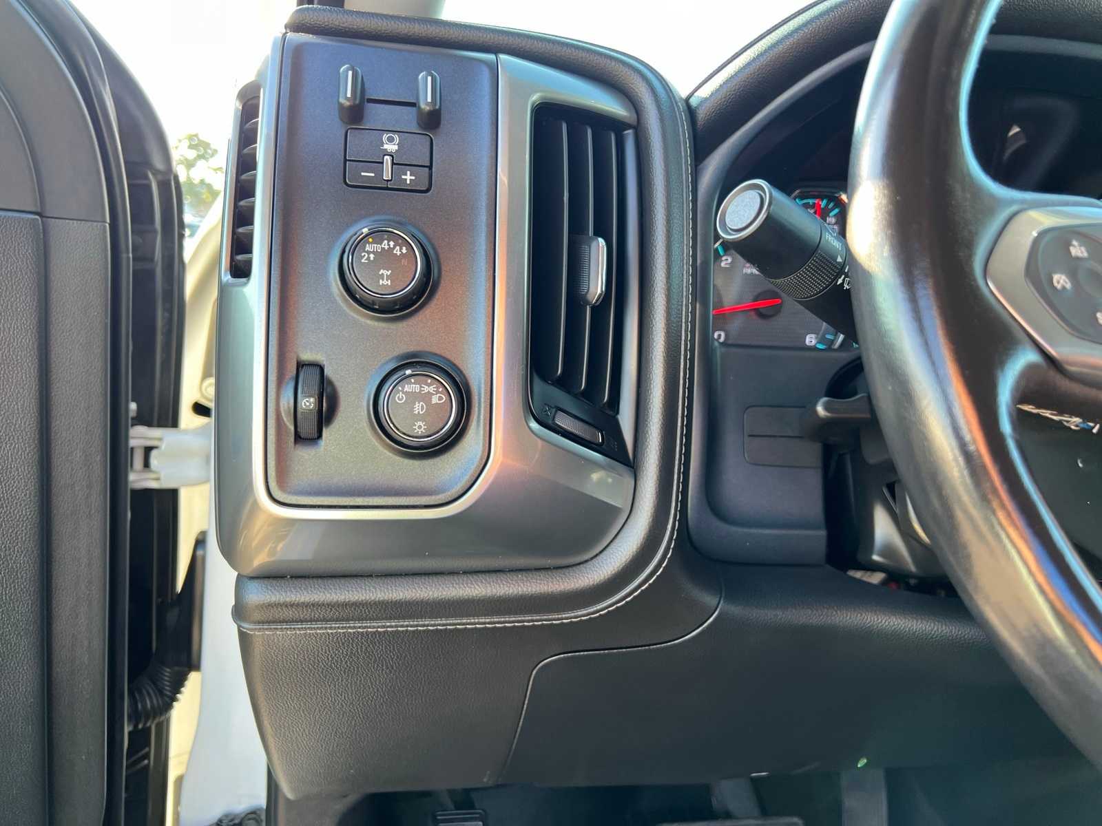 Thumbnail: 2018 Chevrolet Silverado 1500 - 32