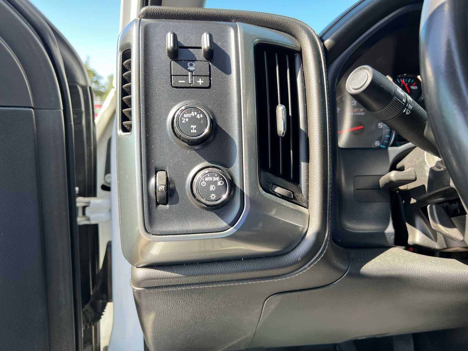 Thumbnail: 2018 Chevrolet Silverado 1500 - 27