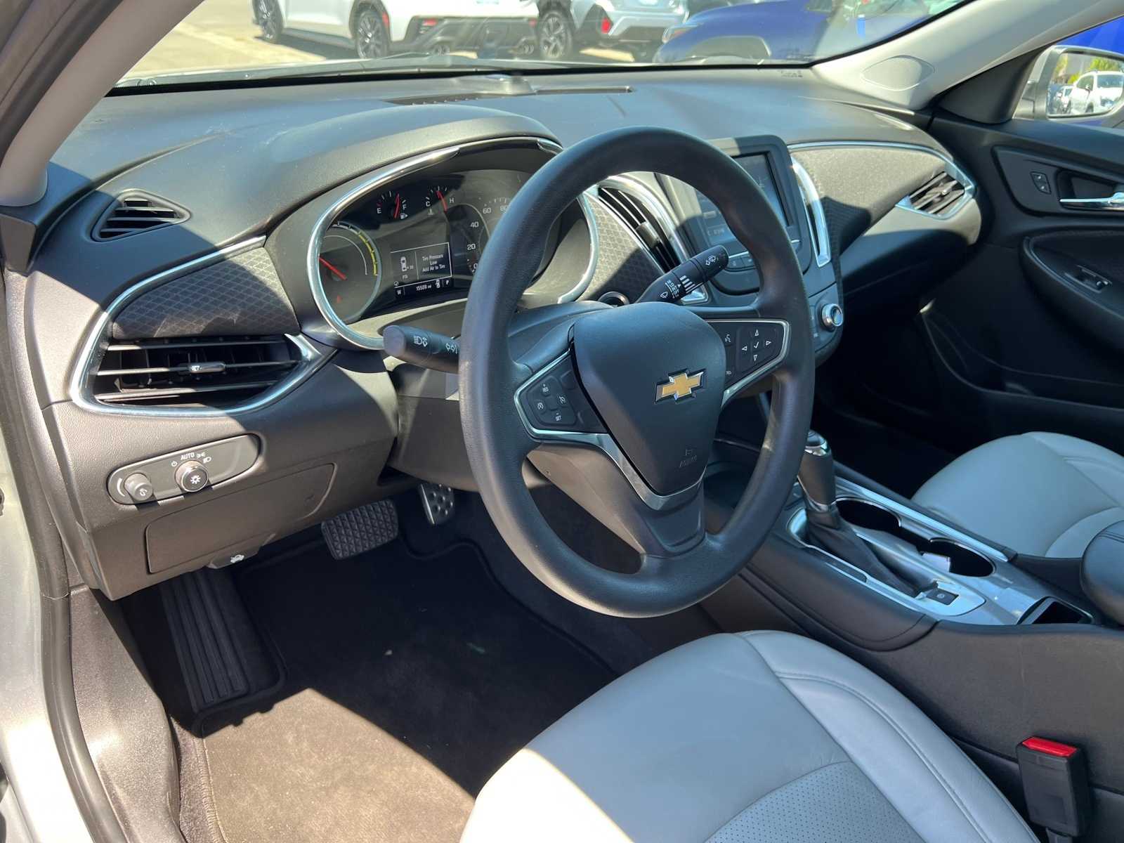 Thumbnail: 2017 Chevrolet Malibu - 14