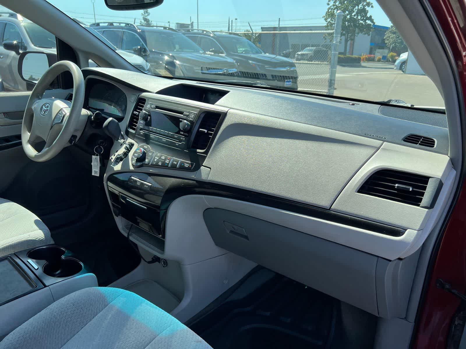 Thumbnail: 2014 Toyota Sienna - 24