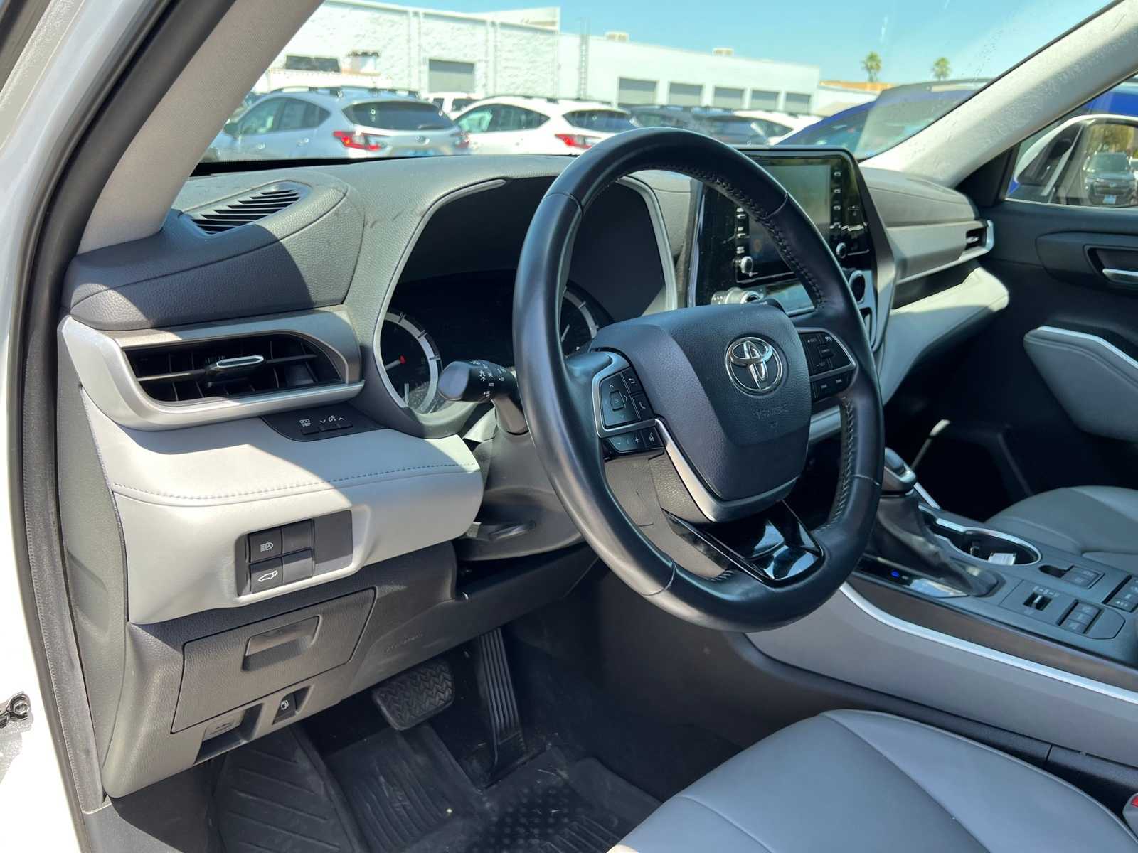Thumbnail: 2021 Toyota Highlander - 14