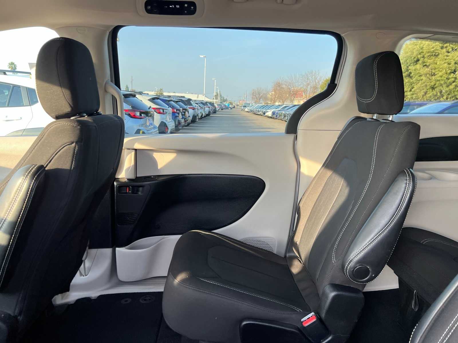 Thumbnail: 2023 Chrysler Voyager - 19