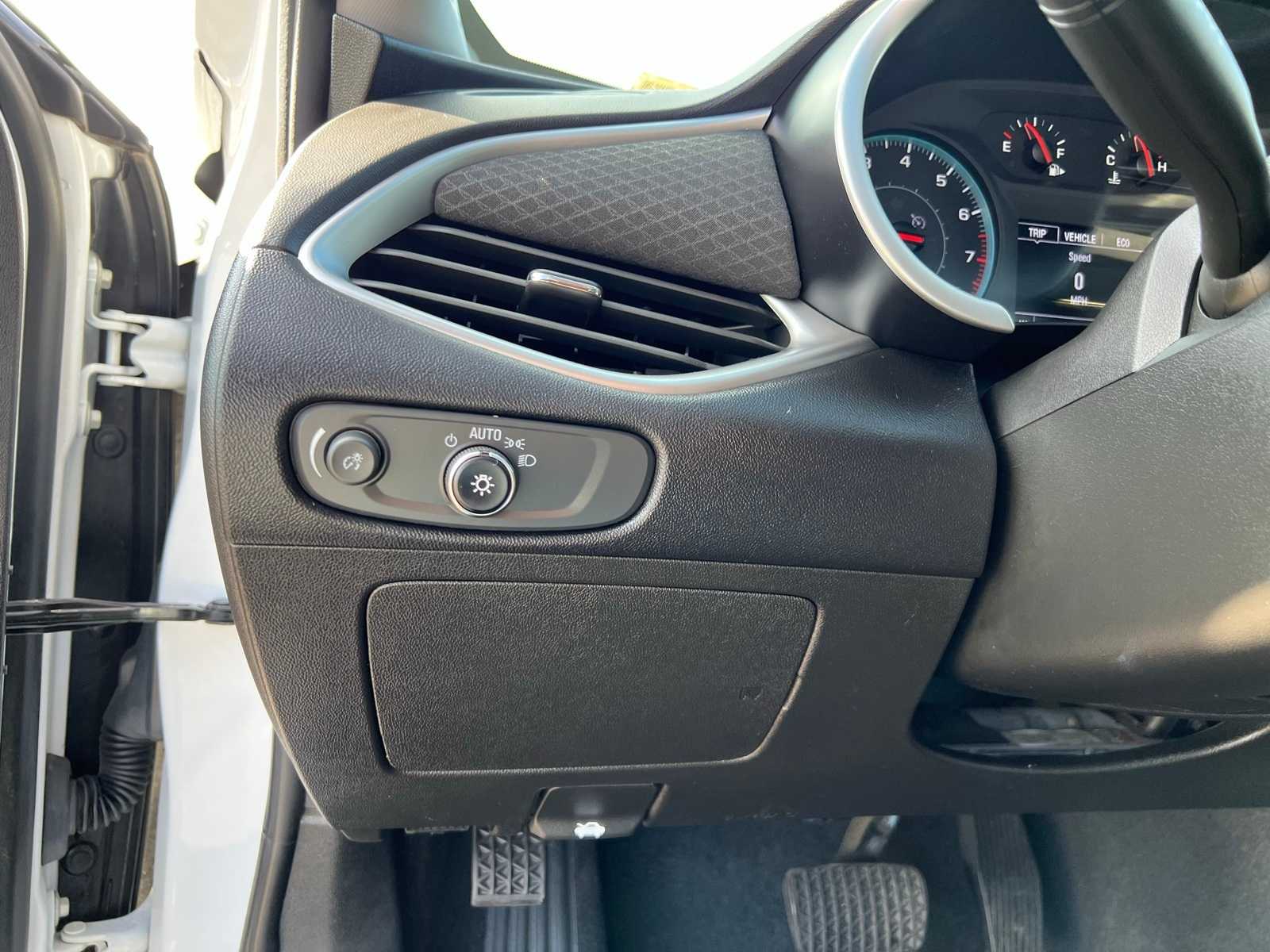 Thumbnail: 2022 Chevrolet Malibu - 31