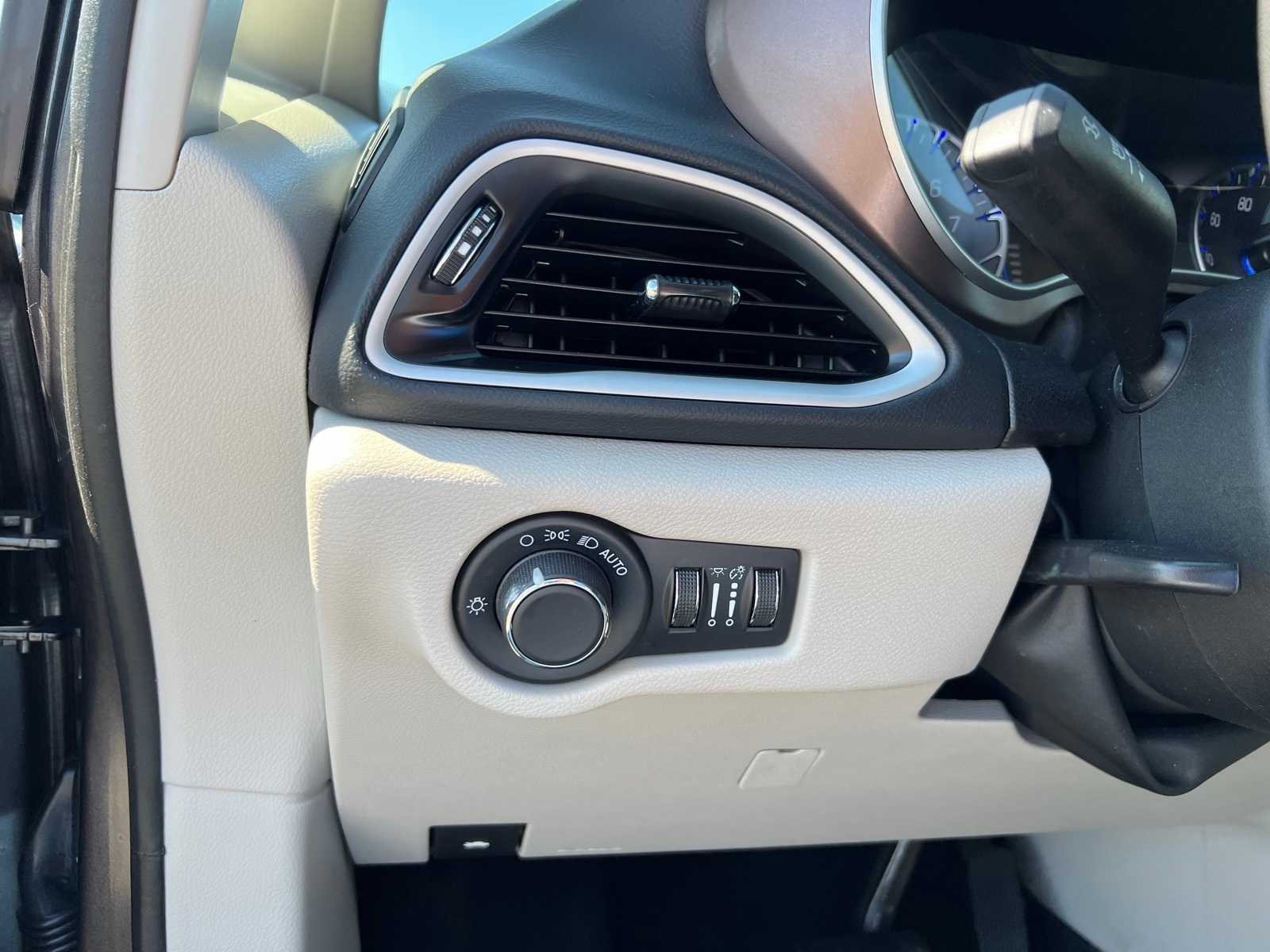 Thumbnail: 2023 Chrysler Voyager - 28