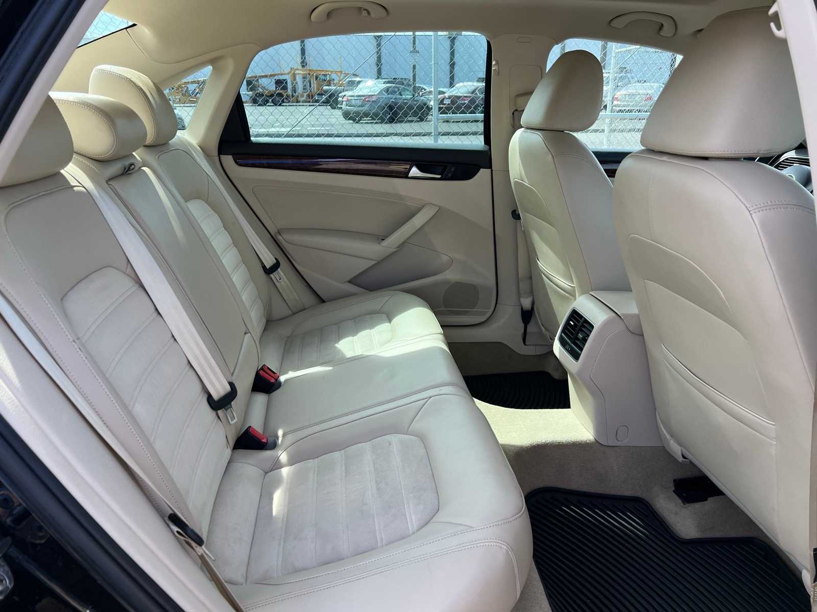 Thumbnail: 2013 Volkswagen Passat - 23