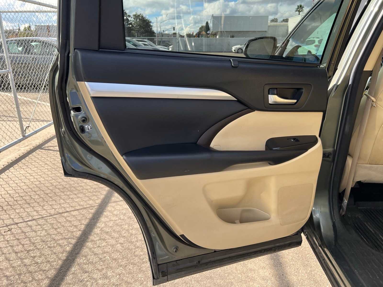 Thumbnail: 2018 Toyota Highlander - 20