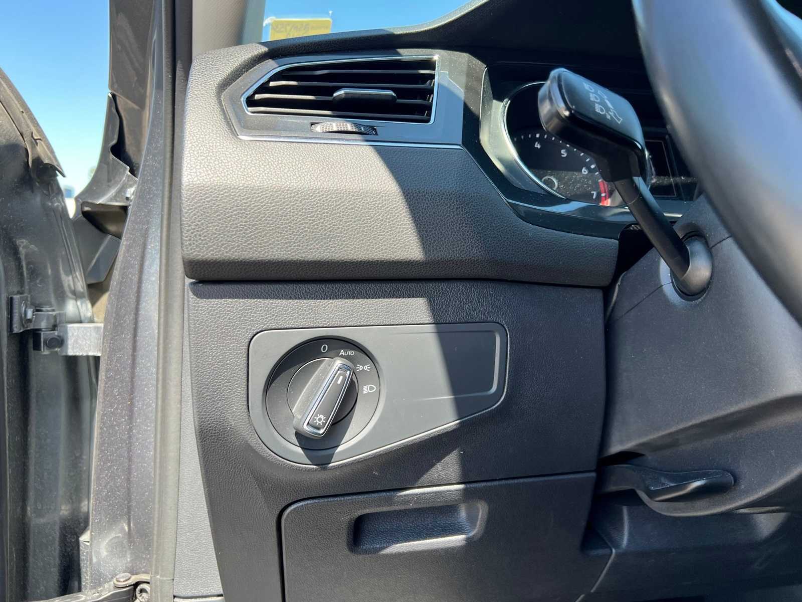 2018 Volkswagen Tiguan SE 29