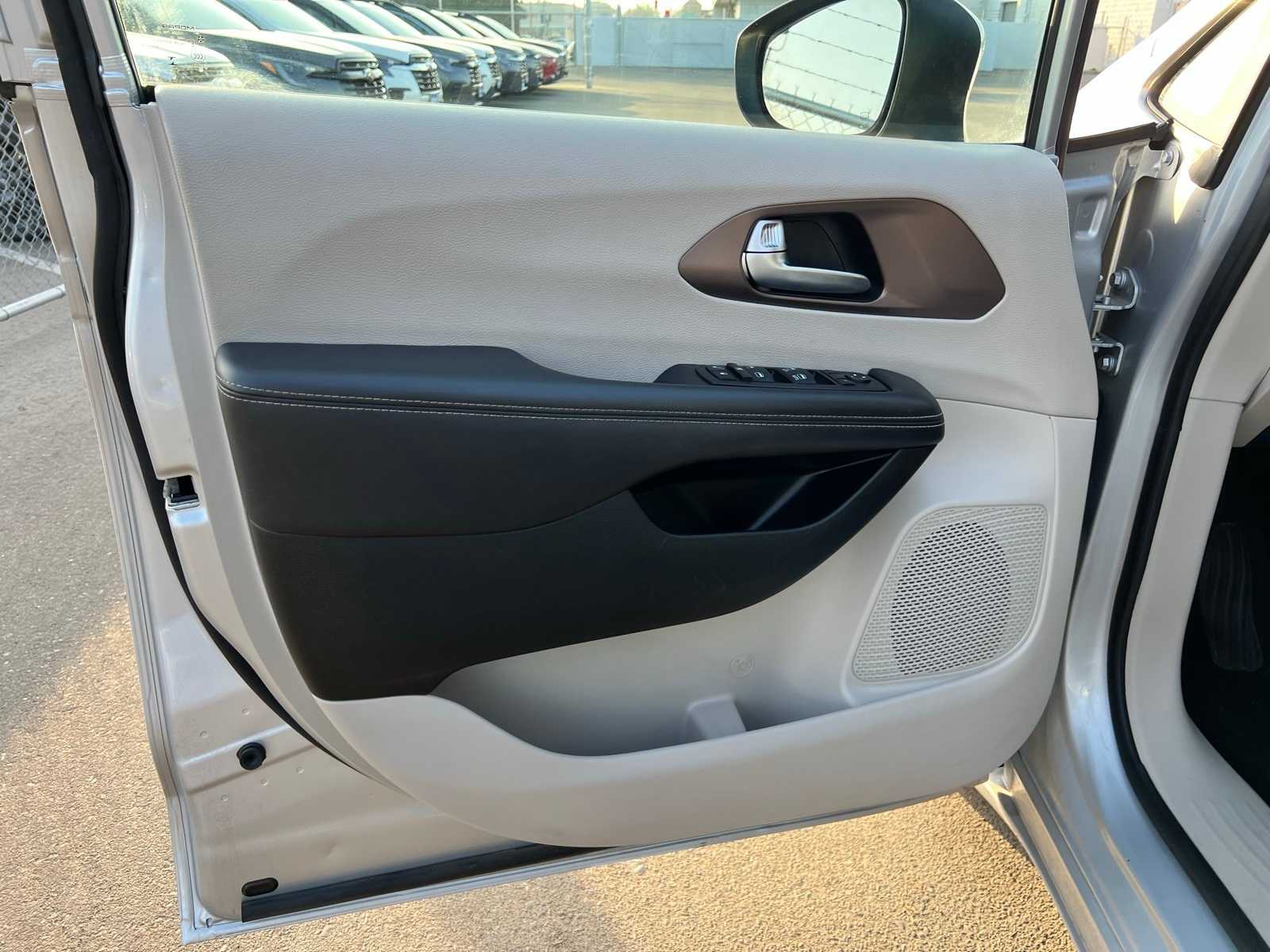 Thumbnail: 2023 Chrysler Voyager - 15