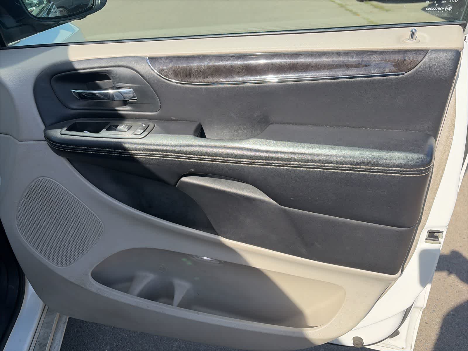 Thumbnail: 2012 Chrysler Town & Country - 8