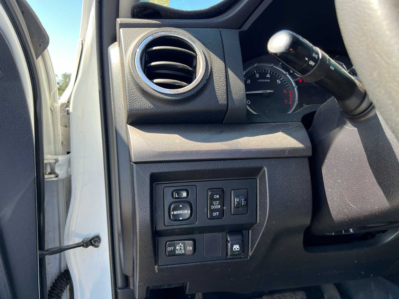 Thumbnail: 2015 Toyota Tundra - 28