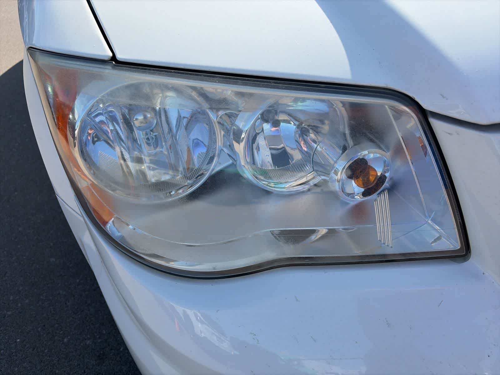 Thumbnail: 2012 Chrysler Town & Country - 4