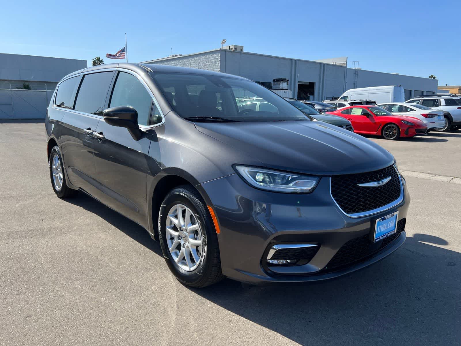 Thumbnail: 2023 Chrysler Pacifica - 10