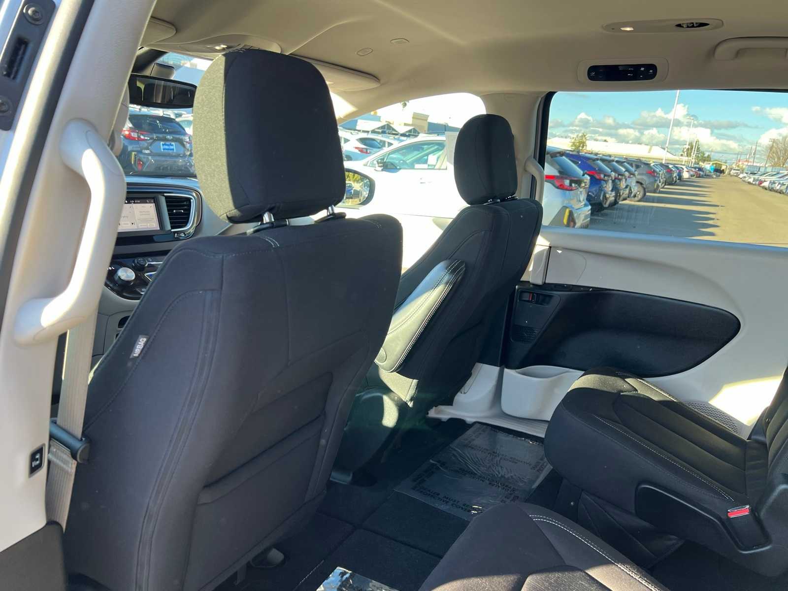 Thumbnail: 2023 Chrysler Voyager - 17