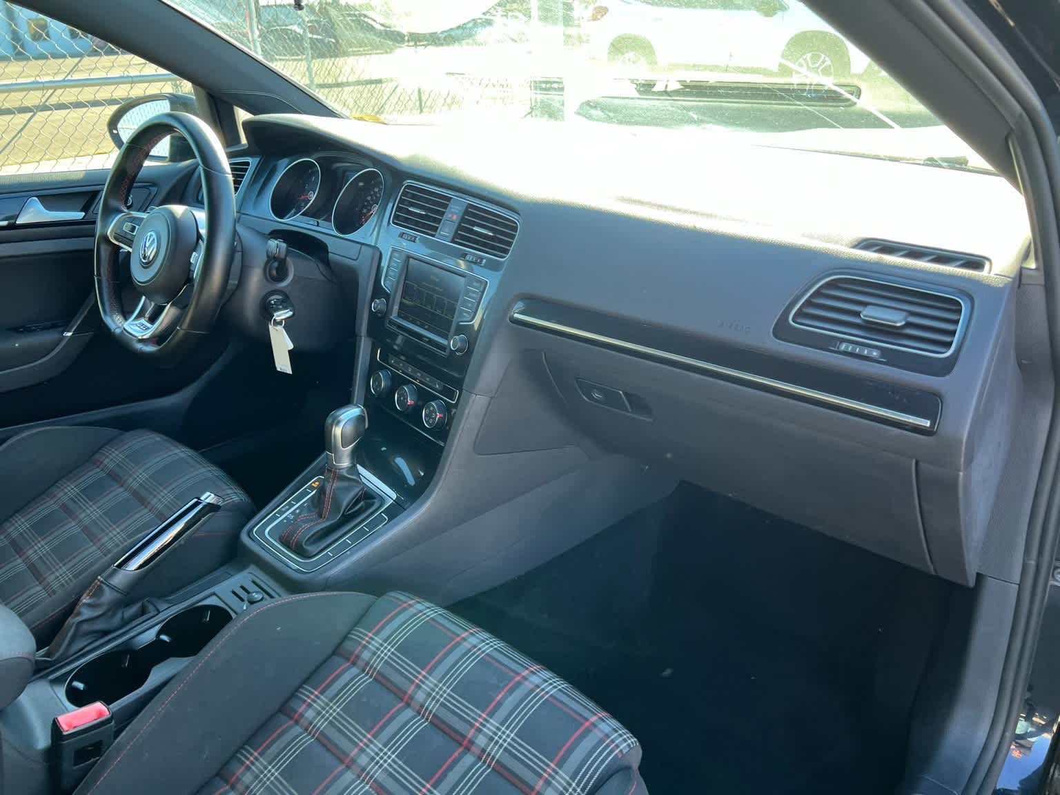 Thumbnail: 2016 Volkswagen Golf - 25