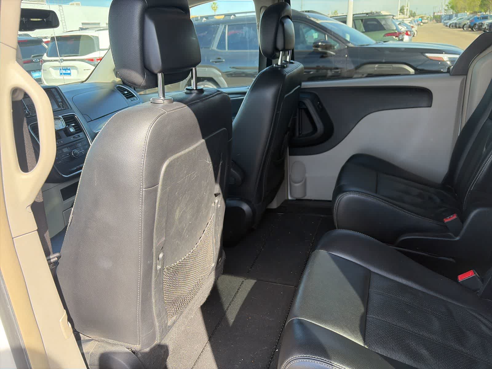 Thumbnail: 2012 Chrysler Town & Country - 21