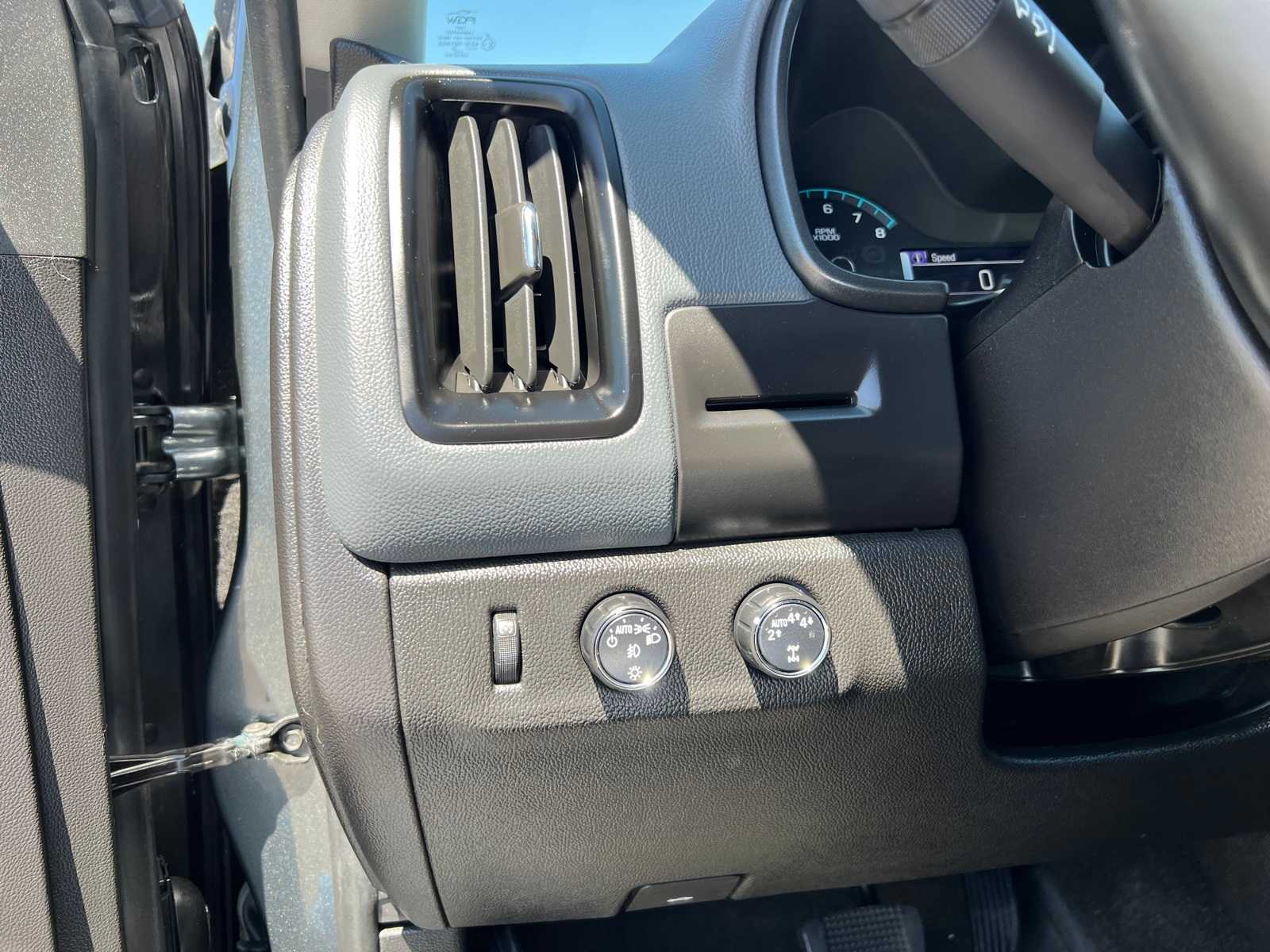 Thumbnail: 2017 Chevrolet Colorado - 32