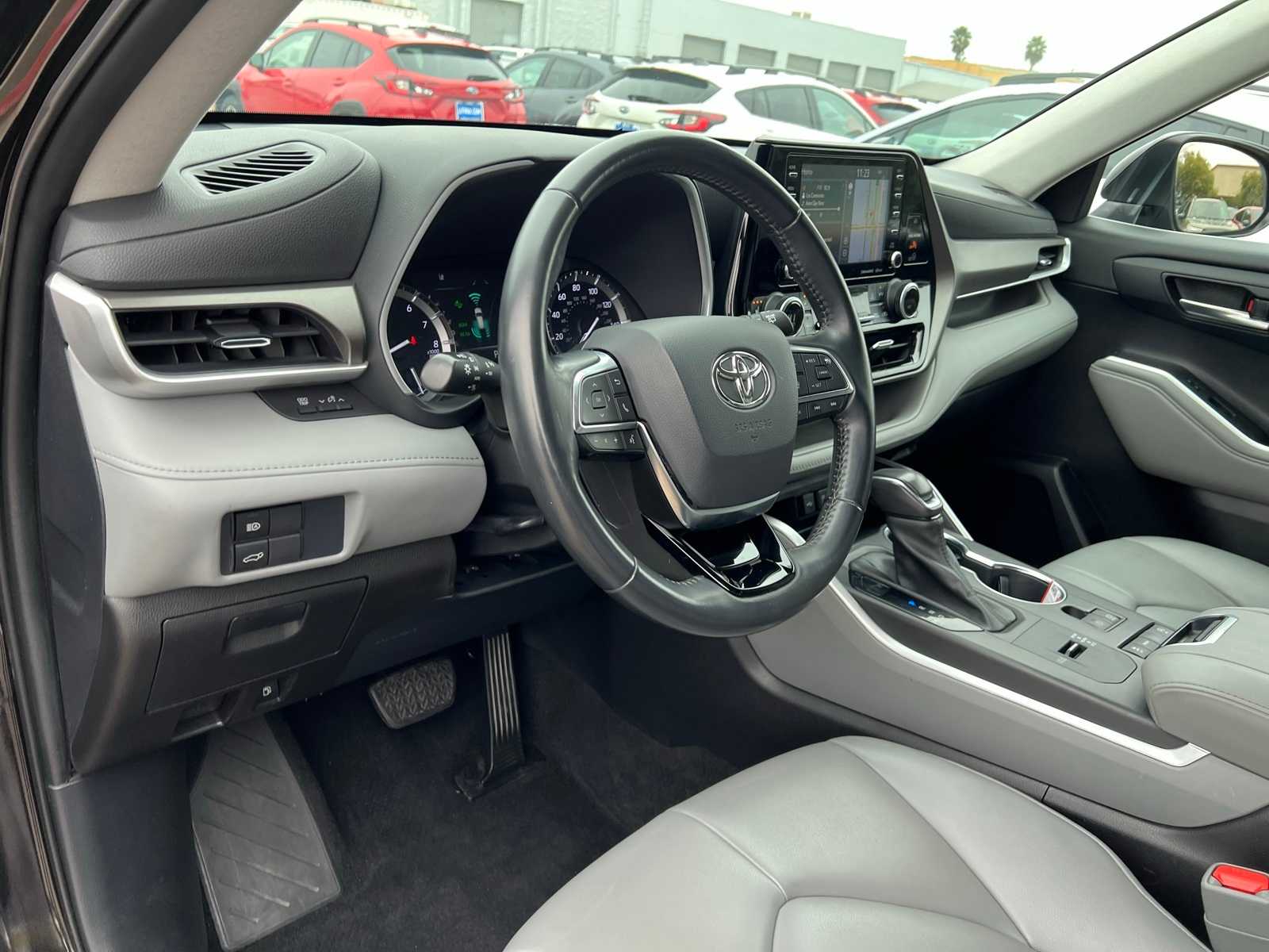 Thumbnail: 2021 Toyota Highlander - 14