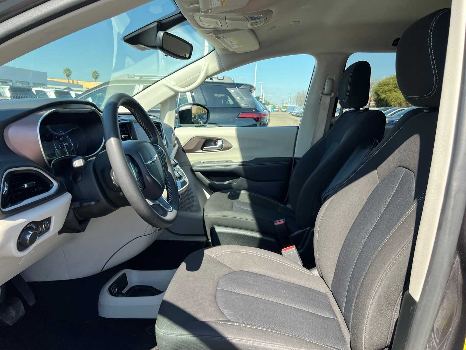 Thumbnail: 2023 Chrysler Voyager - 14