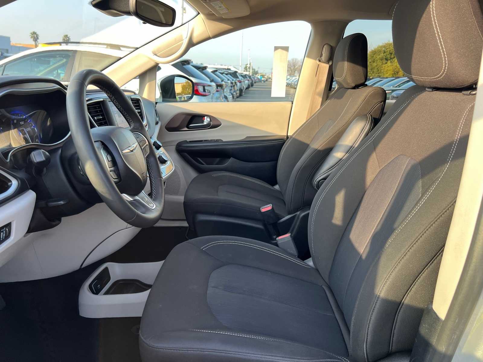 Thumbnail: 2023 Chrysler Voyager - 14