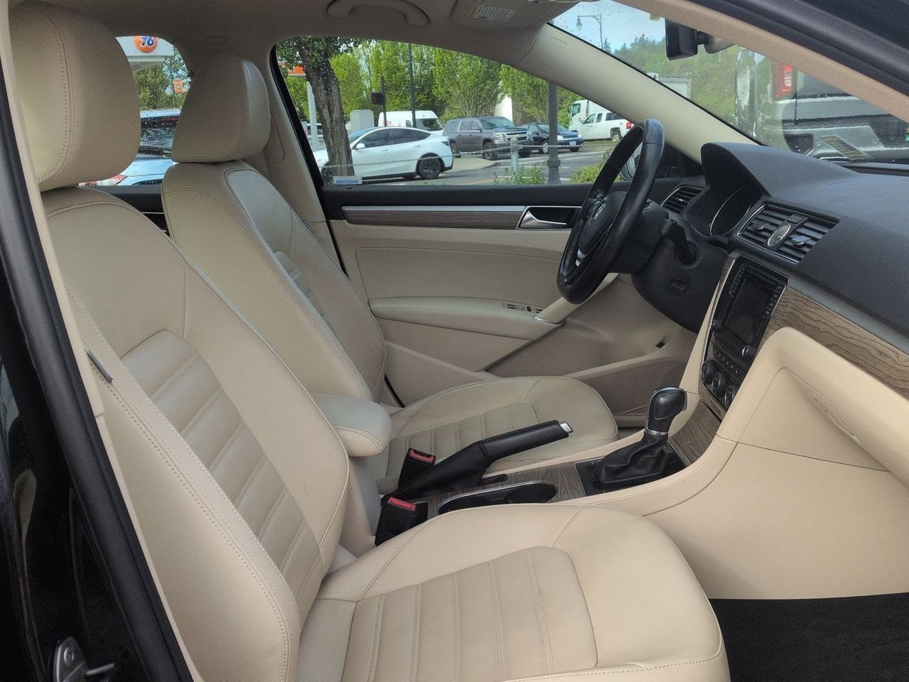 Thumbnail: 2017 Volkswagen Passat - 24