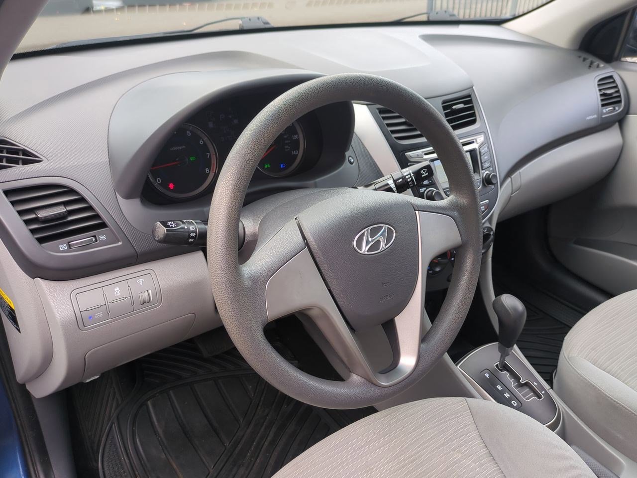 2017 Hyundai Accent SE photo 2