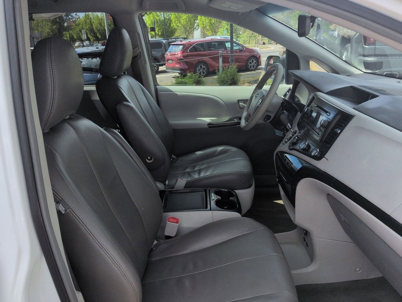 Thumbnail: 2011 Toyota Sienna - 20