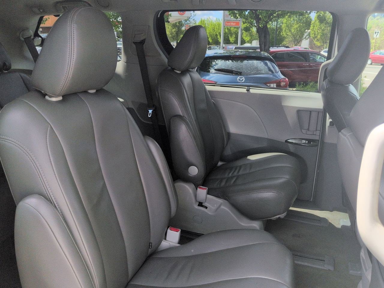 Thumbnail: 2011 Toyota Sienna - 19