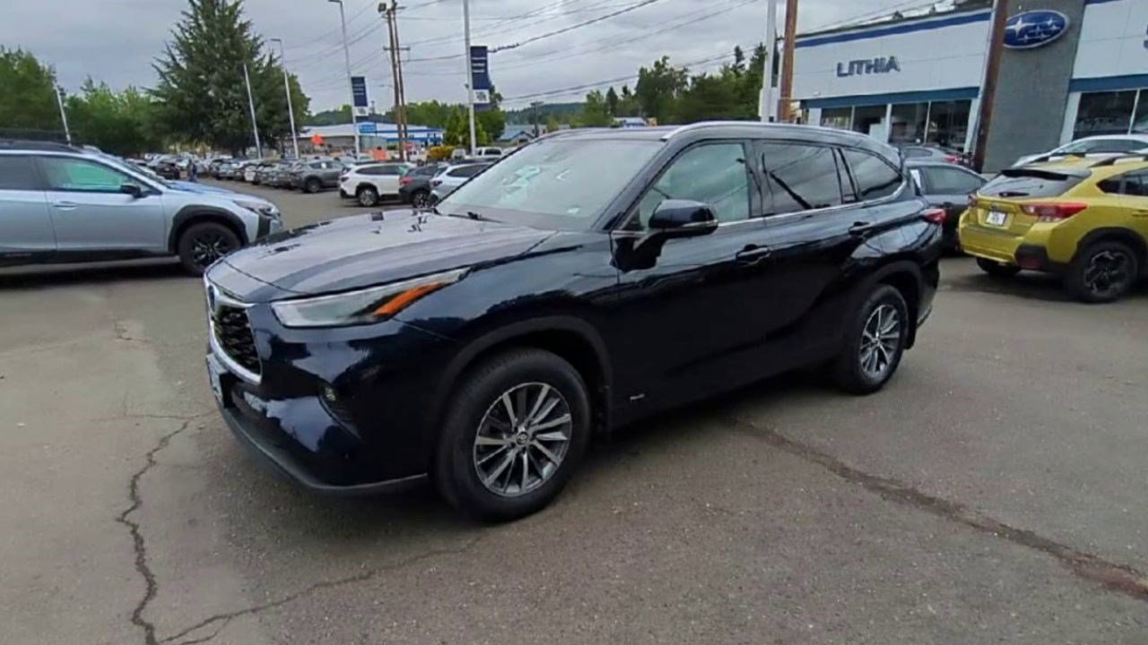 2022 Toyota Highlander Hybrid XLE photo 3