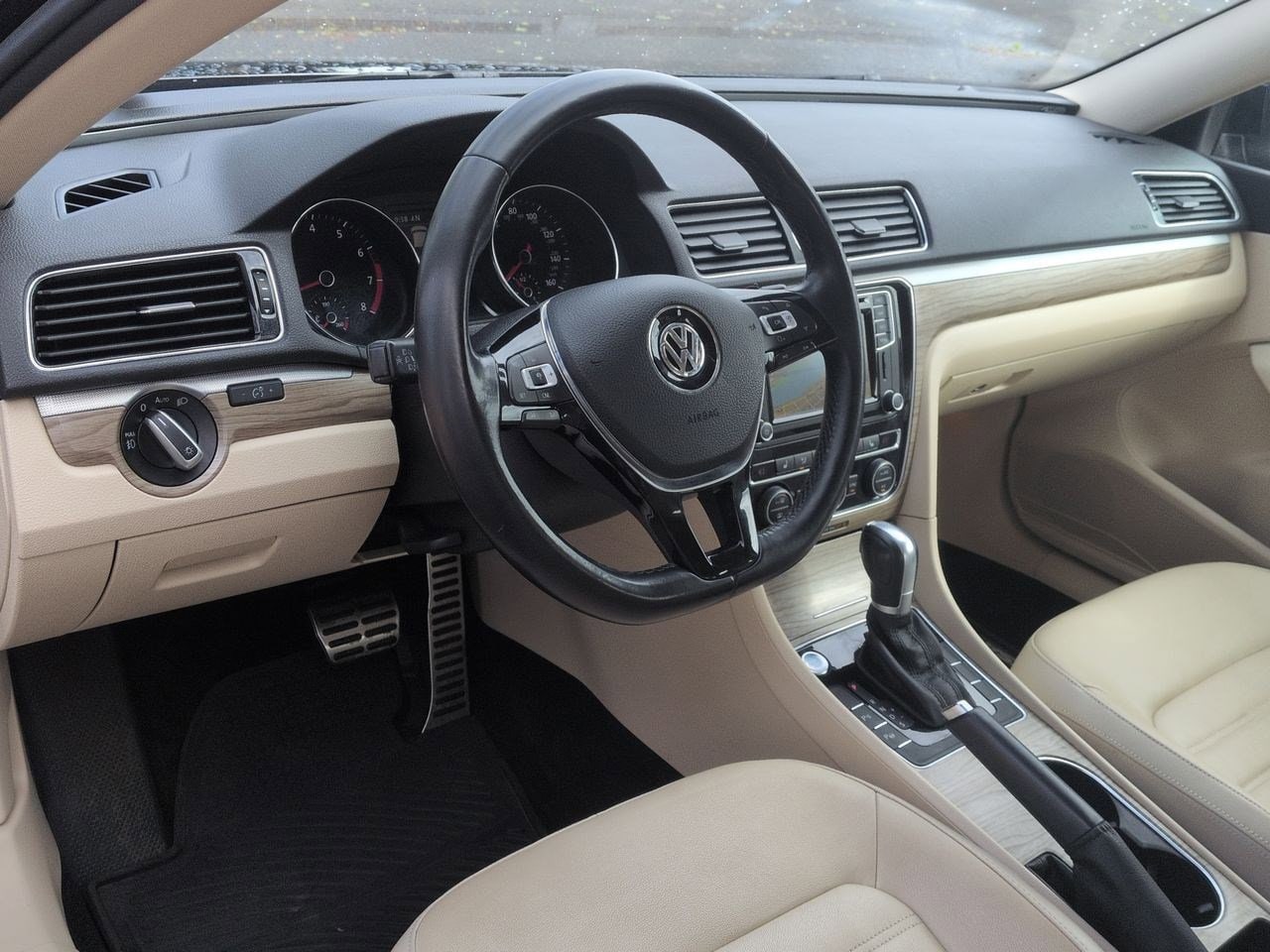 Thumbnail: 2017 Volkswagen Passat - 10