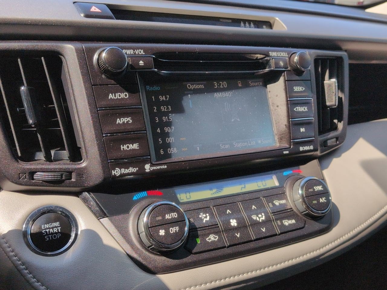 Thumbnail: 2018 Toyota RAV4 - 29