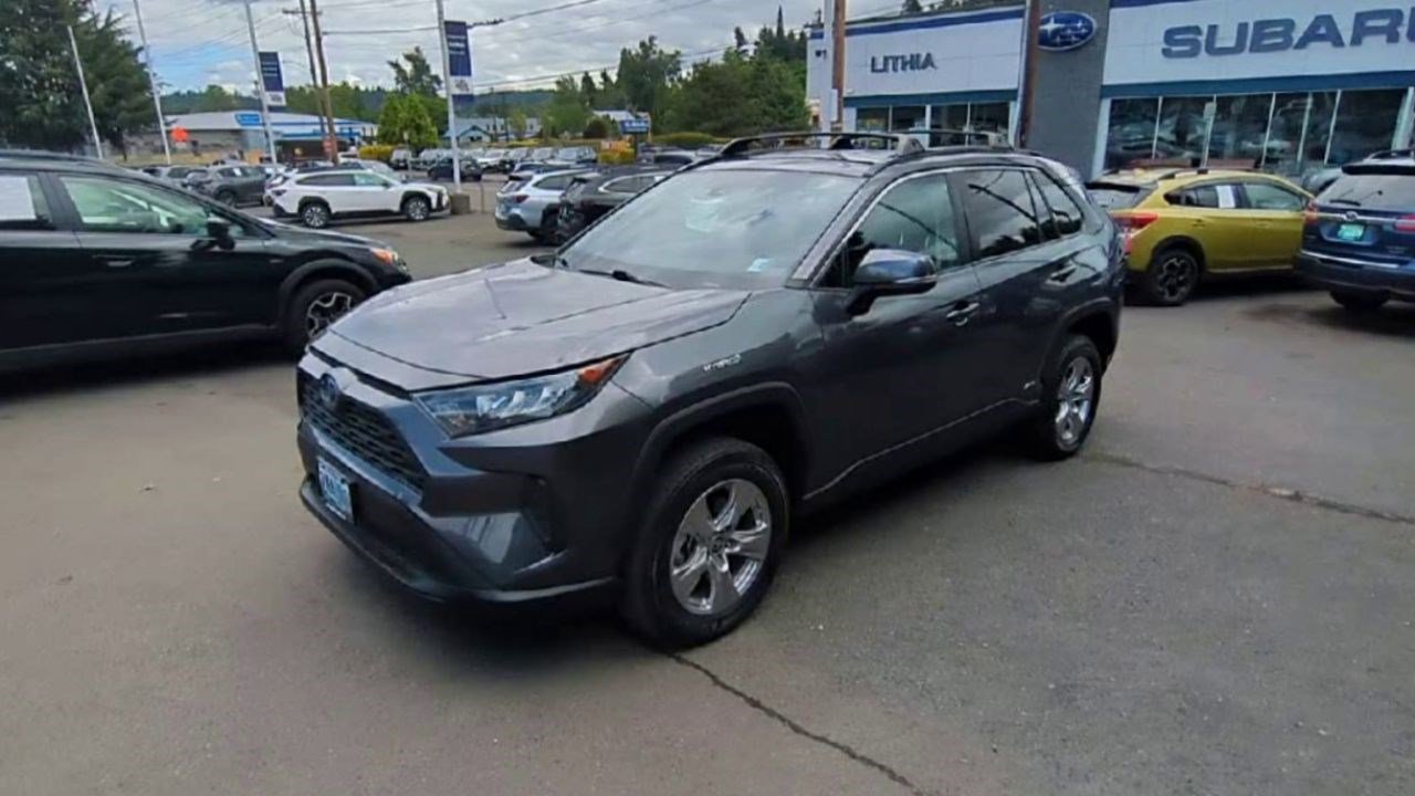 2022 Toyota RAV4 Hybrid LE photo 4