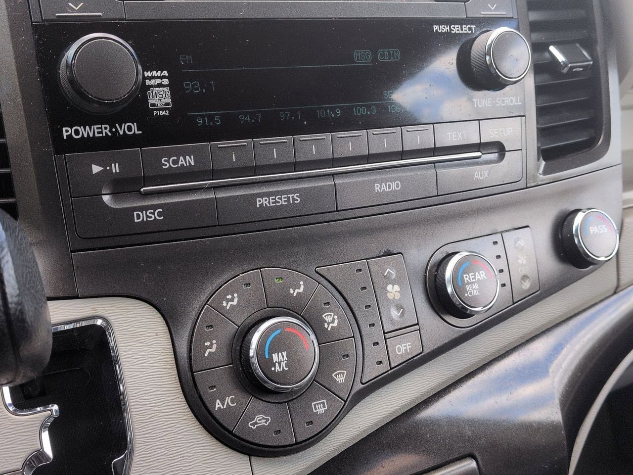 Thumbnail: 2011 Toyota Sienna - 27