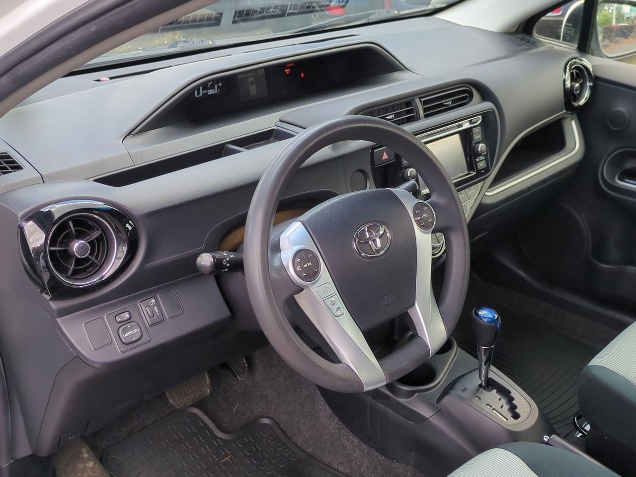 Thumbnail: 2016 Toyota Prius c - 10