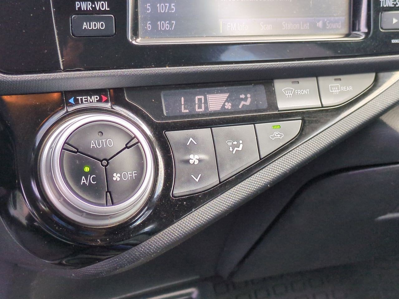 Thumbnail: 2016 Toyota Prius c - 28