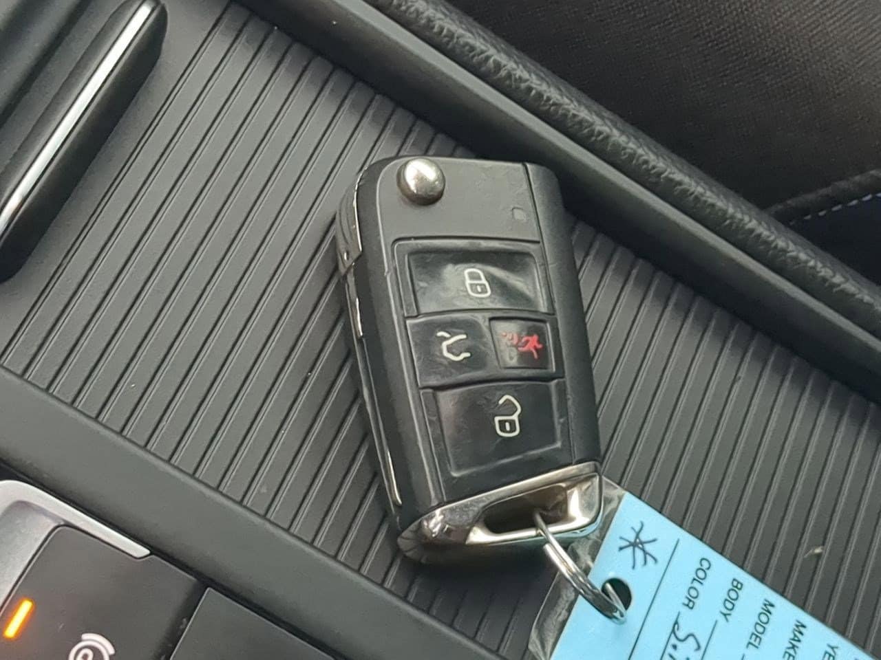 Thumbnail: 2016 Volkswagen e-Golf - 33