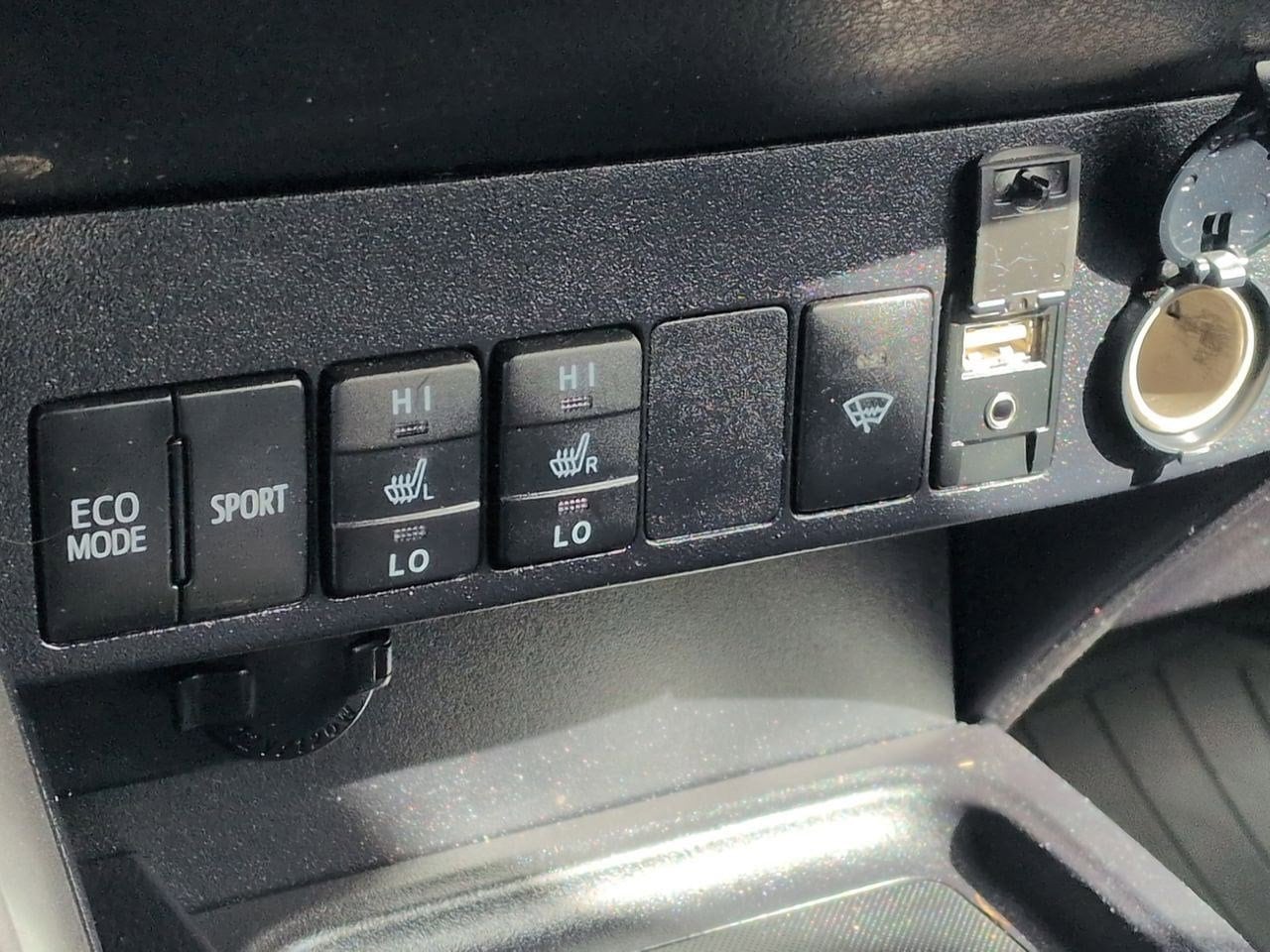 Thumbnail: 2018 Toyota RAV4 - 32