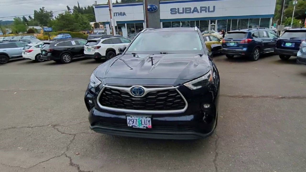 2022 Toyota Highlander Hybrid XLE photo 2