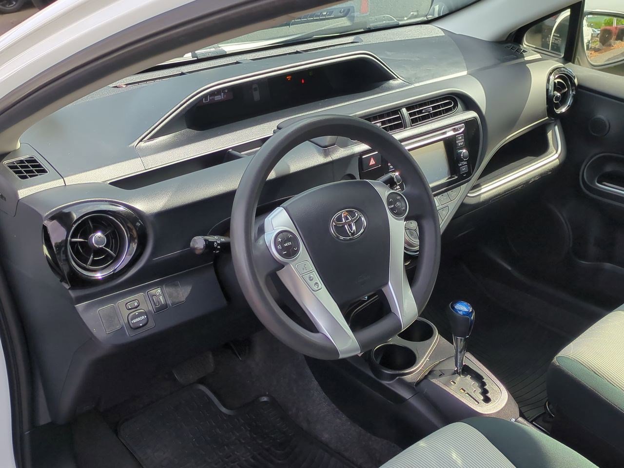 Thumbnail: 2016 Toyota Prius c - 10