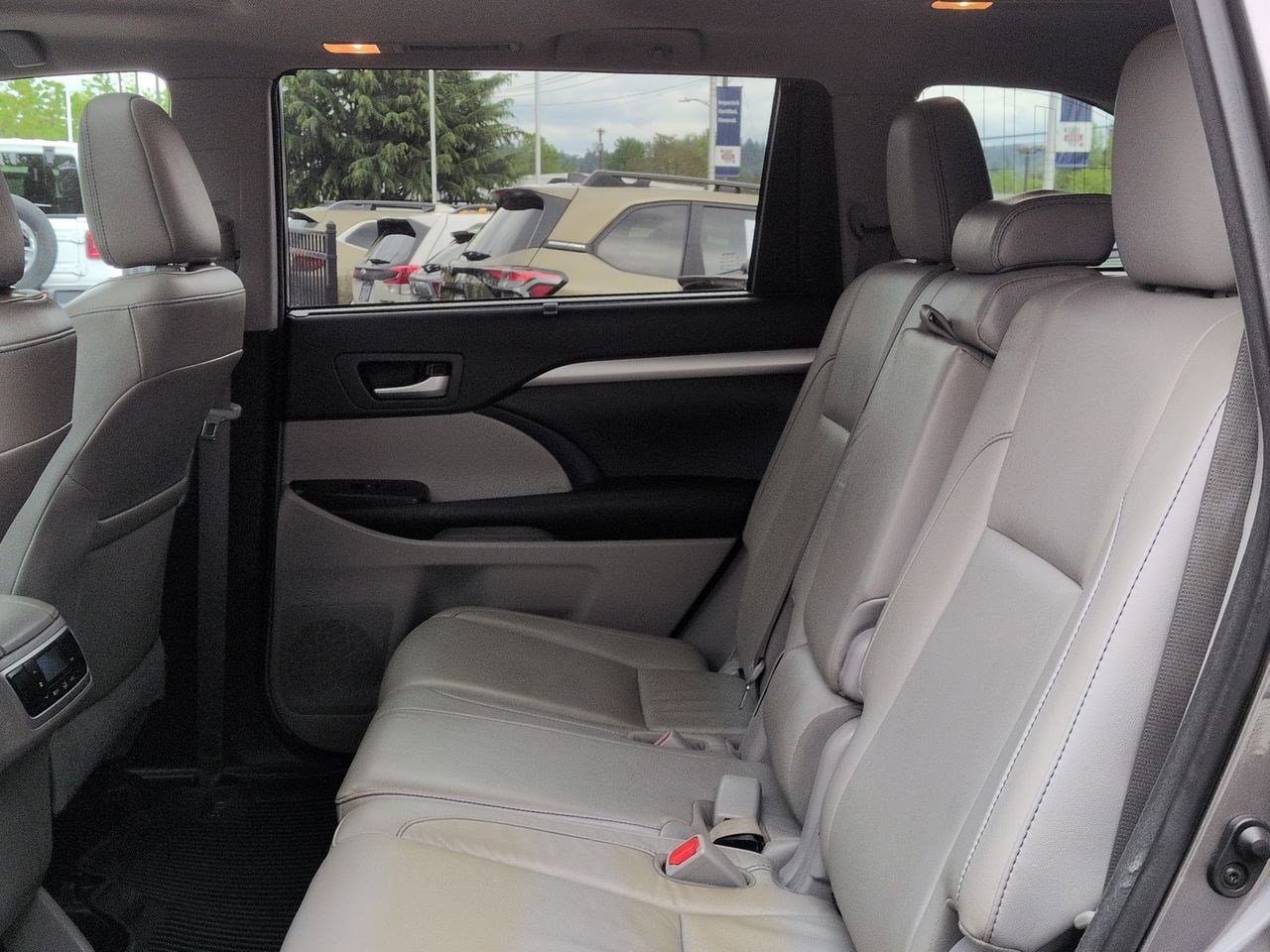 Thumbnail: 2017 Toyota Highlander - 21