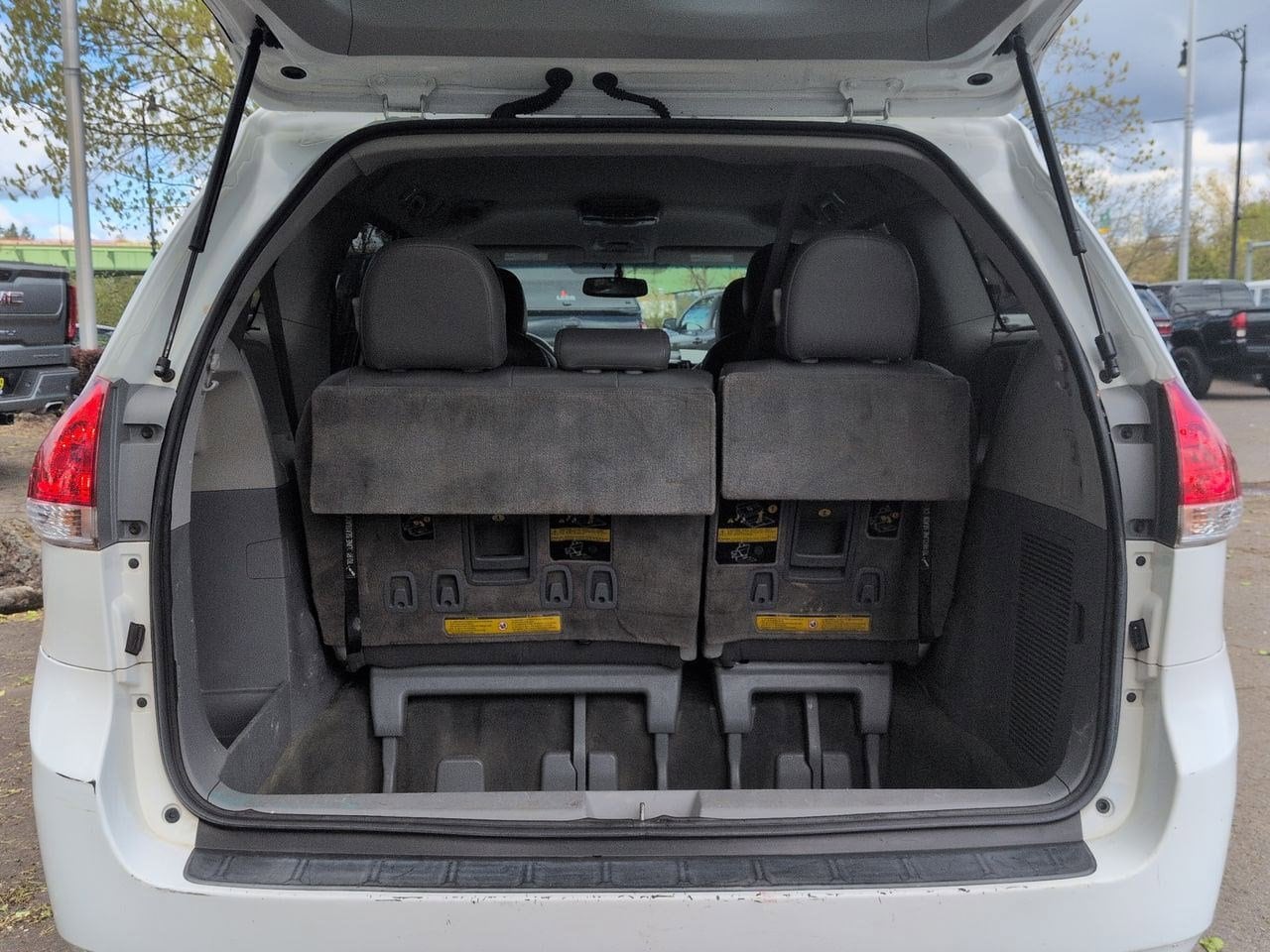 Thumbnail: 2011 Toyota Sienna - 32