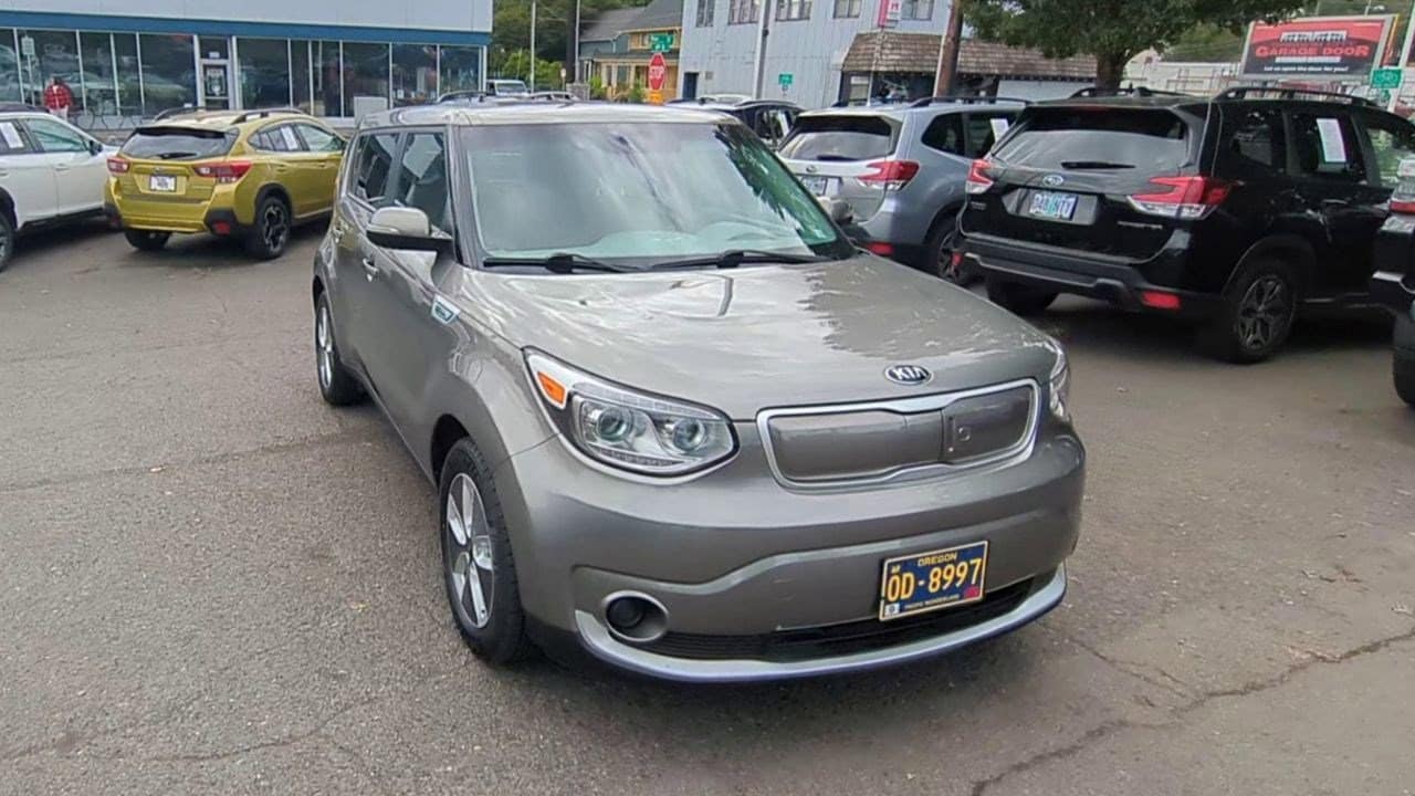 Used 2017 Kia Soul EV with VIN KNDJP3AE5H7019898 for sale in Oregon City, OR