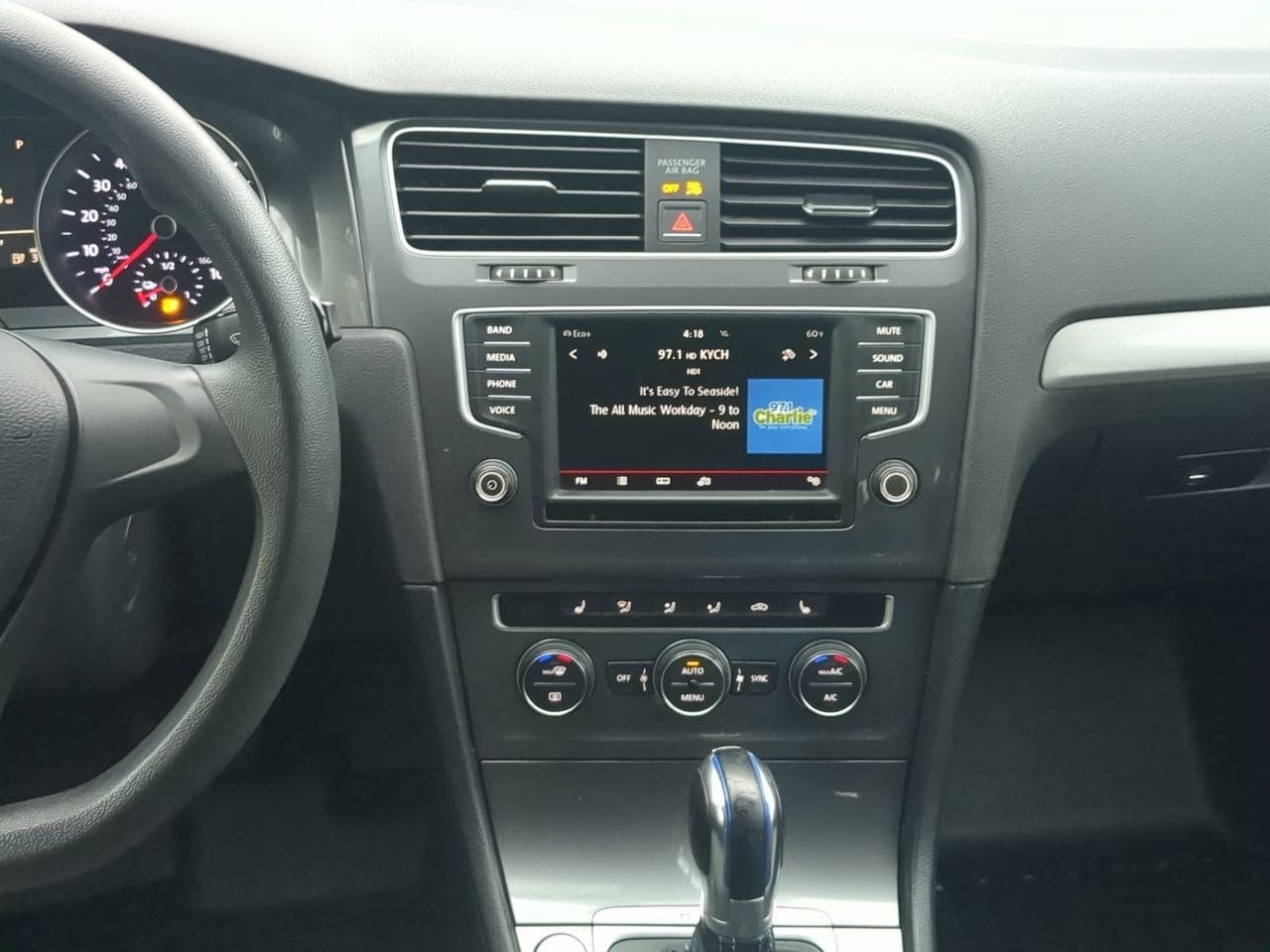 Thumbnail: 2016 Volkswagen e-Golf - 26