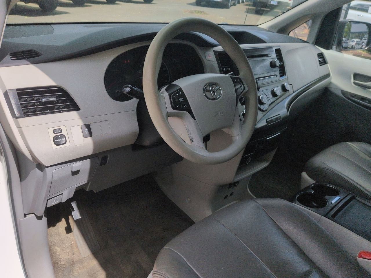 Thumbnail: 2011 Toyota Sienna - 10