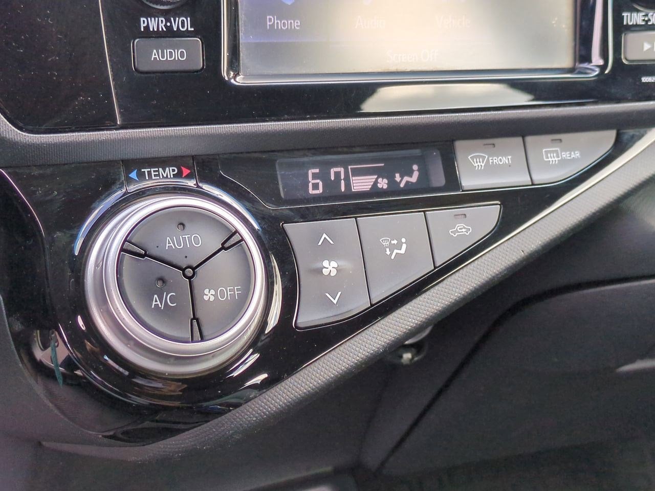 Thumbnail: 2016 Toyota Prius c - 28