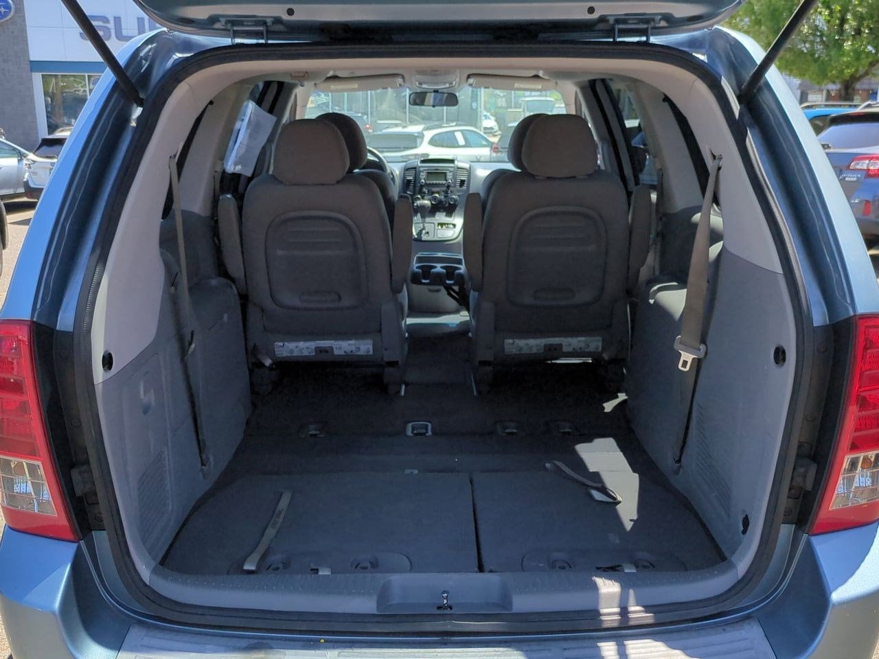Thumbnail: 2011 Kia Sedona - 34