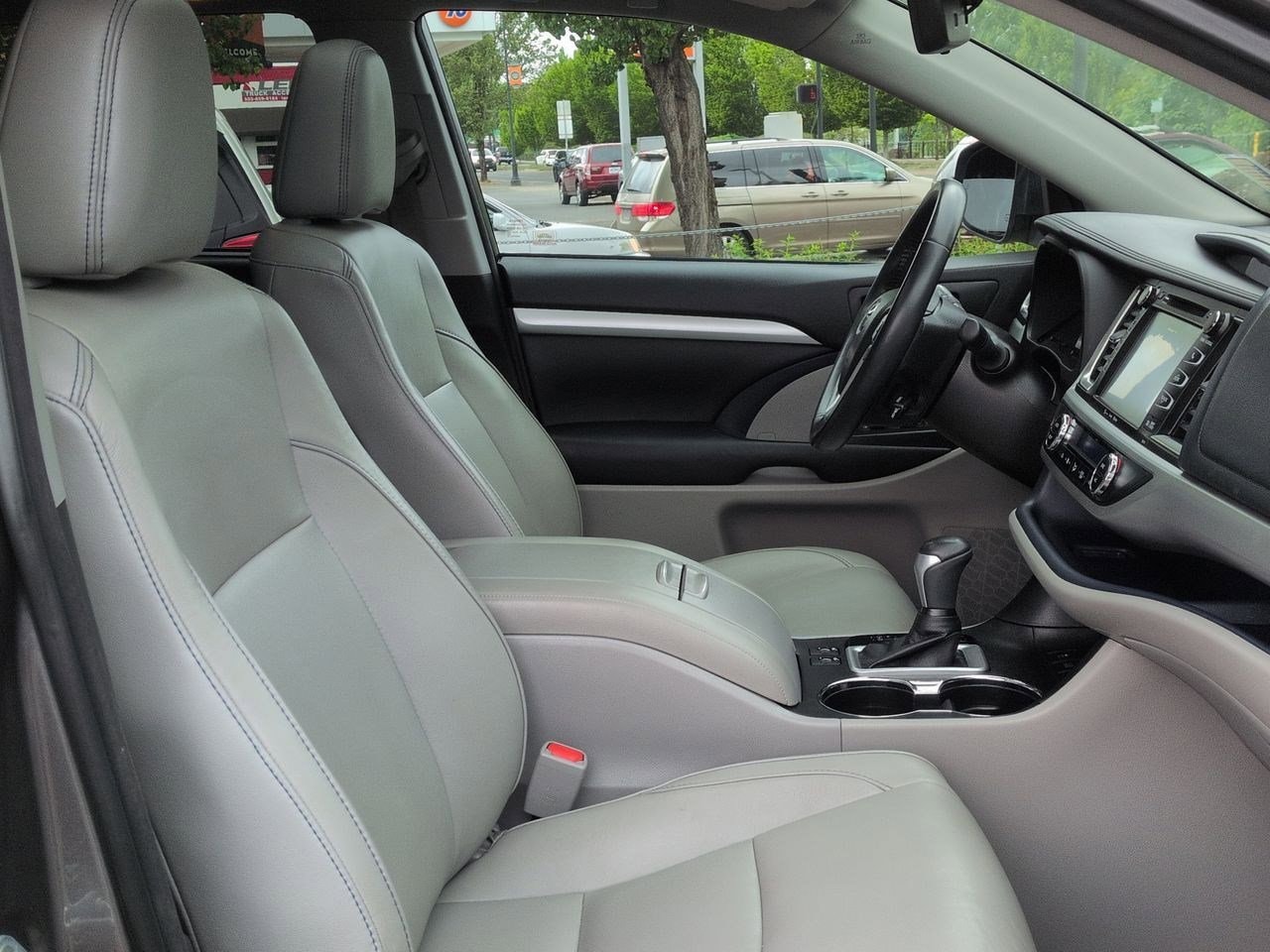 Thumbnail: 2017 Toyota Highlander - 24