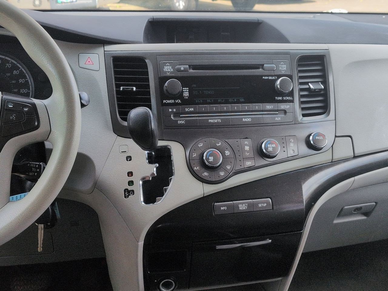 Thumbnail: 2011 Toyota Sienna - 26